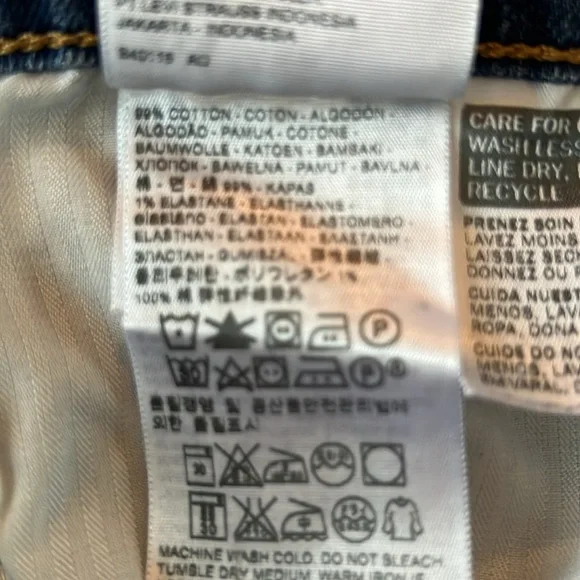 Women’s Levi’s Distressed Denim Cuffed Shorts - Picture 8 of 8